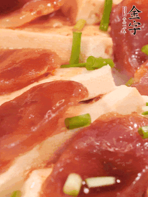 調(diào)一個醬汁：2勺生抽、1勺蠔油、半勺白糖、1勺淀粉、半碗清水調(diào)成料汁燒開