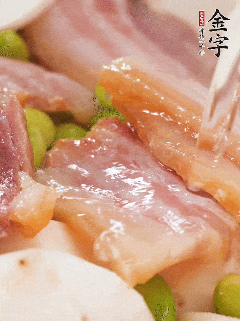 倒入芋艿、熟毛豆，翻炒均勻，加1小碗水煮開