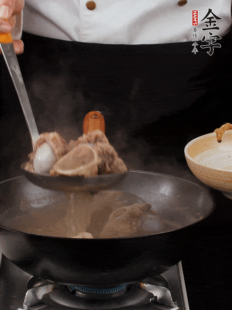 大筒骨清水浸泡30分鐘，中途換水2-3次。冷水下鍋，加姜片、料酒焯水，撇去浮沫。