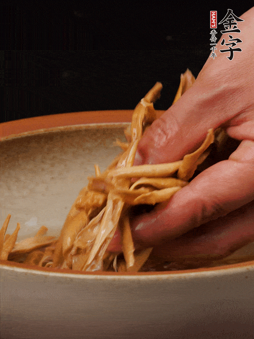 農(nóng)家土筍尖提前泡軟，用刀劃成細(xì)絲，這樣會更加入味。