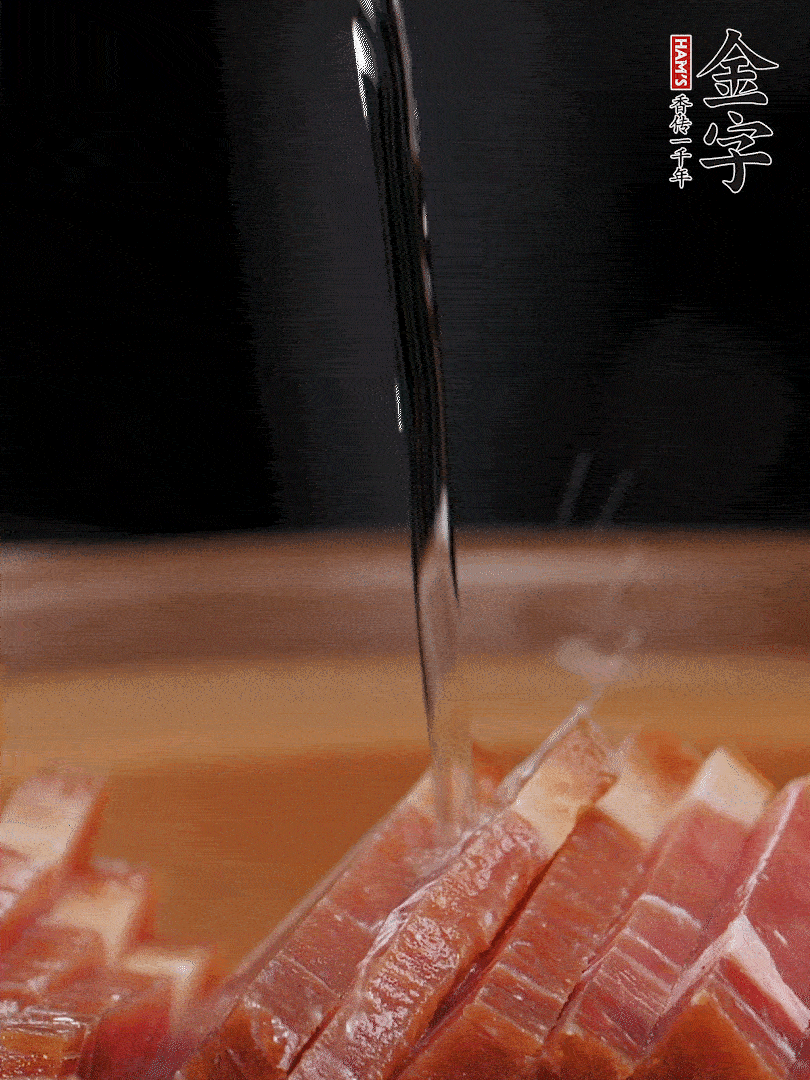 金字火腿切片，放入溫水中泡10分鐘，金字土香腸斜切成片。千張切成細(xì)條。