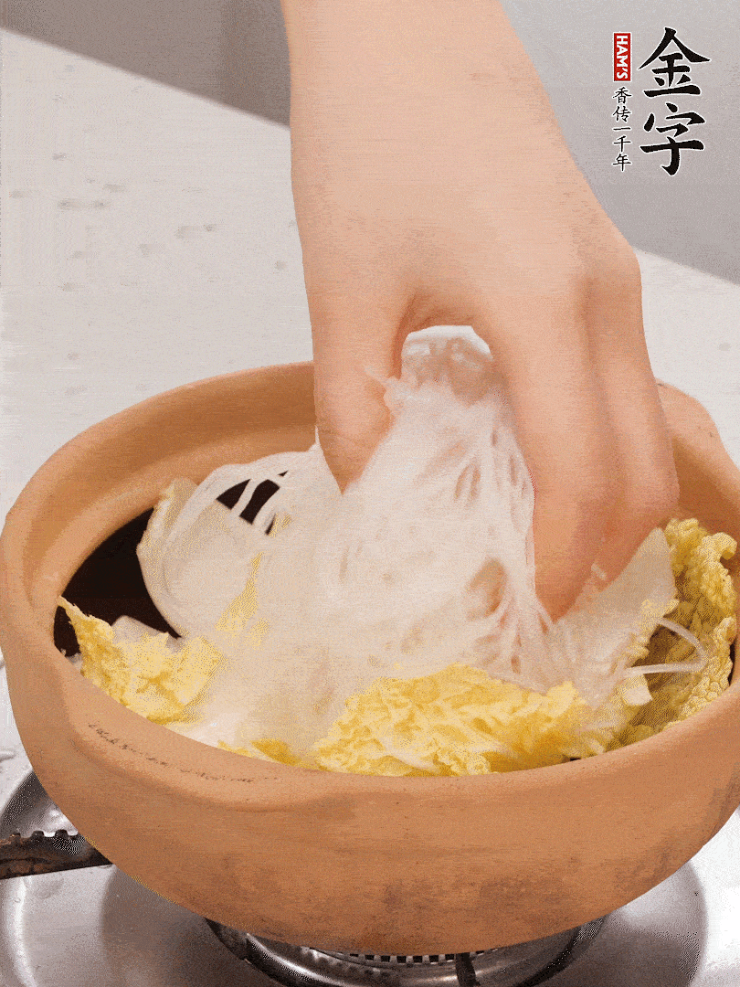 放入提前泡軟的粉絲，蓋上蒜蓉醬汁