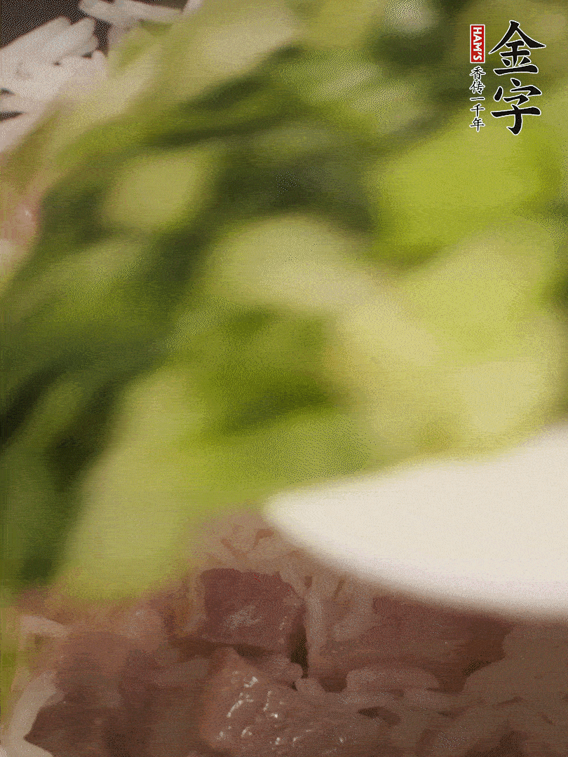 將燜煮好的米飯，倒入炒熟的蔬菜中，翻炒均勻鍆繼續(xù)燜煮5分鐘