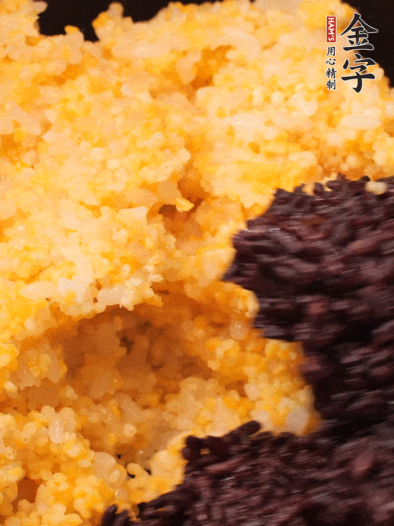 混合小米、紫米煮熟，加豬油攪拌均勻（紫米分開煮在攪拌）