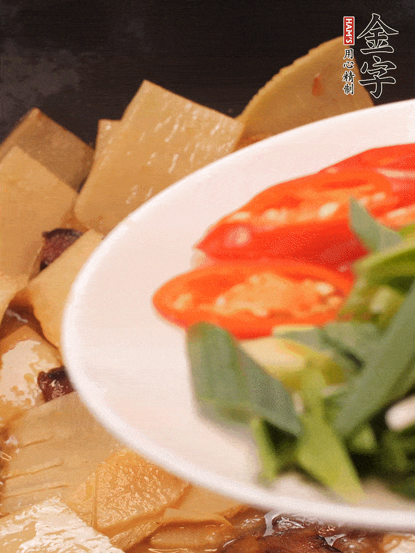 少許料酒增香，下蒜白、青紅辣椒略微翻炒