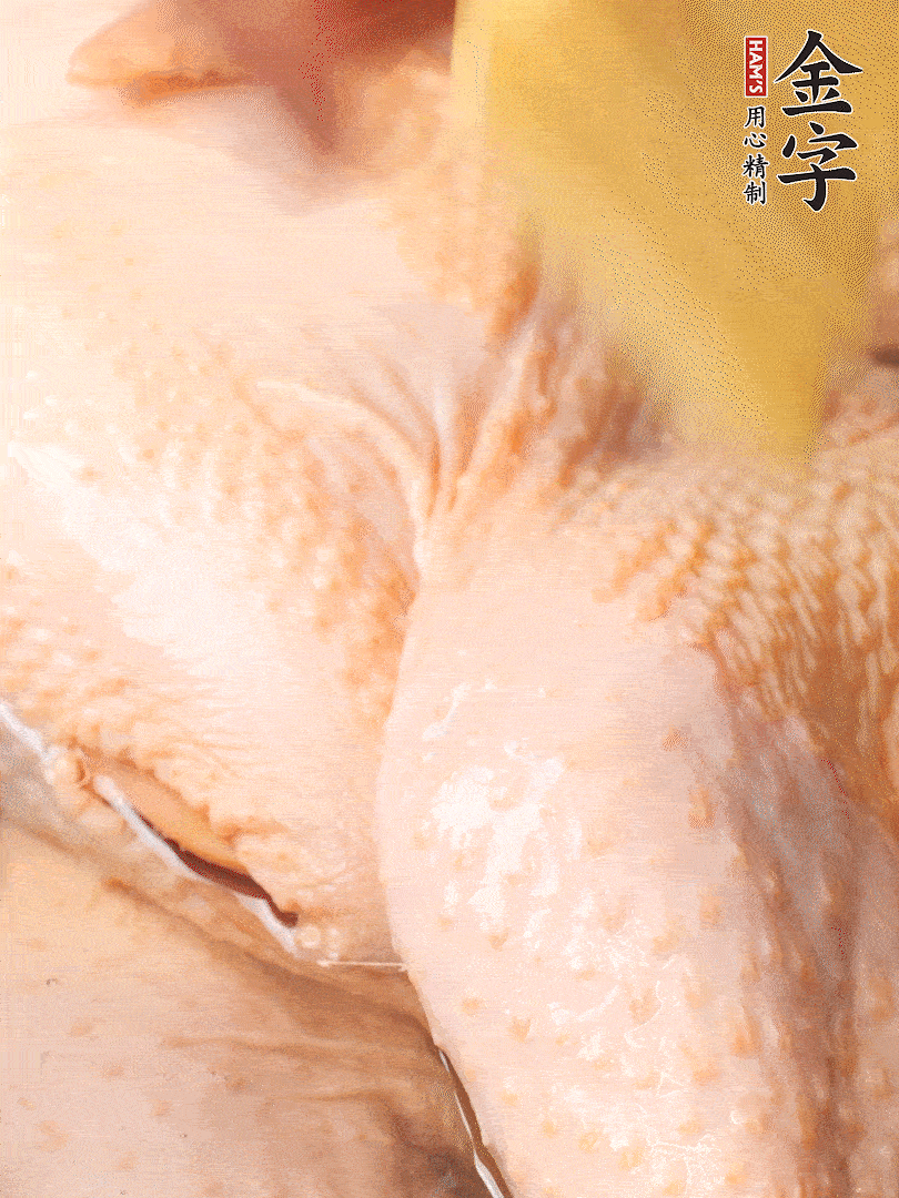 老母雞去頭去尾，斬去雞爪。冷水入鍋，加料酒、蔥姜焯水，煮出浮沫后撈出，用清水洗凈