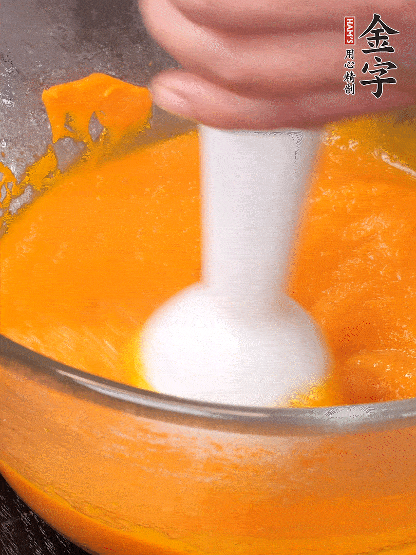 300g南瓜，去皮去瓤切滾刀塊，大火蒸8分鐘，料理機打成泥，篩網(wǎng)過篩成泥