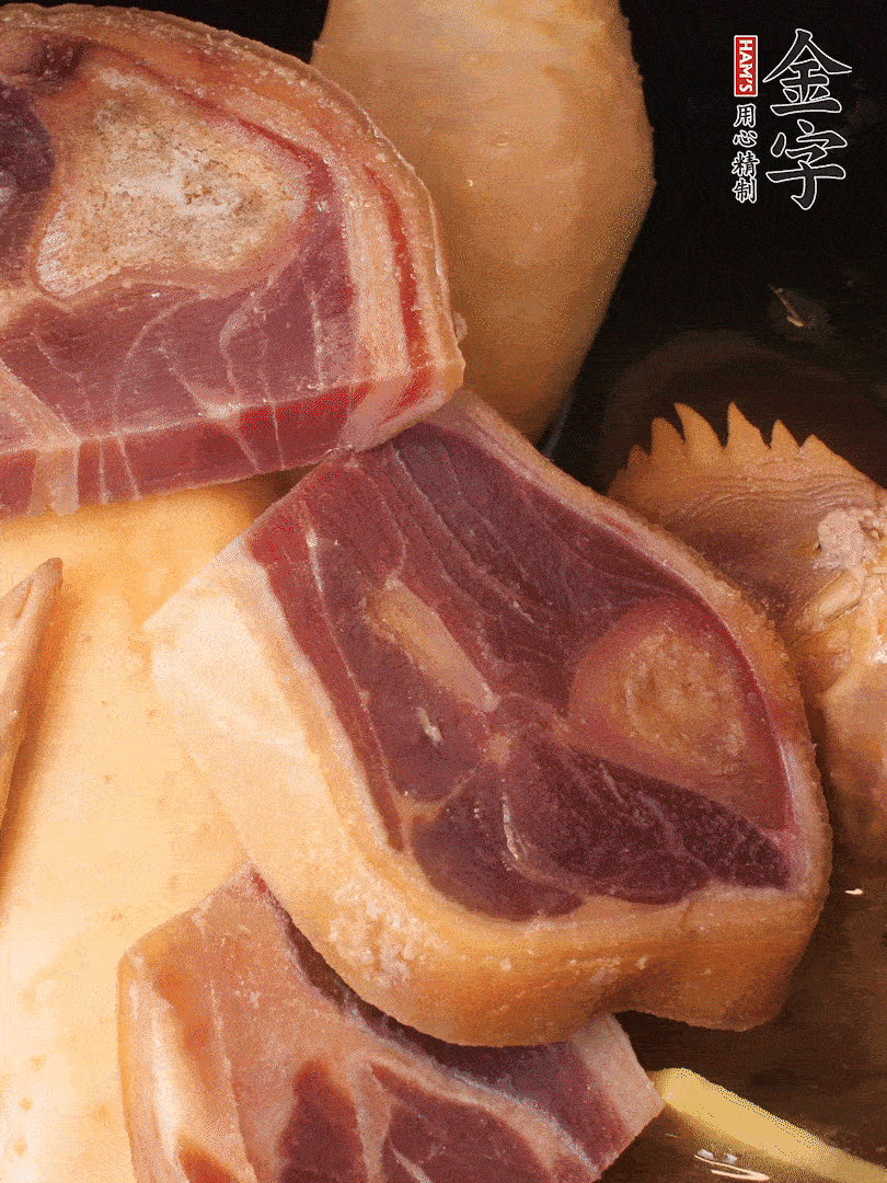 火踵、老母雞加蔥、姜、料酒、清水，大火燒開后轉(zhuǎn)小火，燉1小時