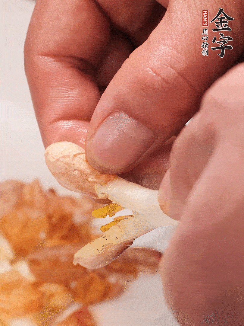 花生芽切段。開(kāi)水焯水1分鐘，去掉頂部的花生皮