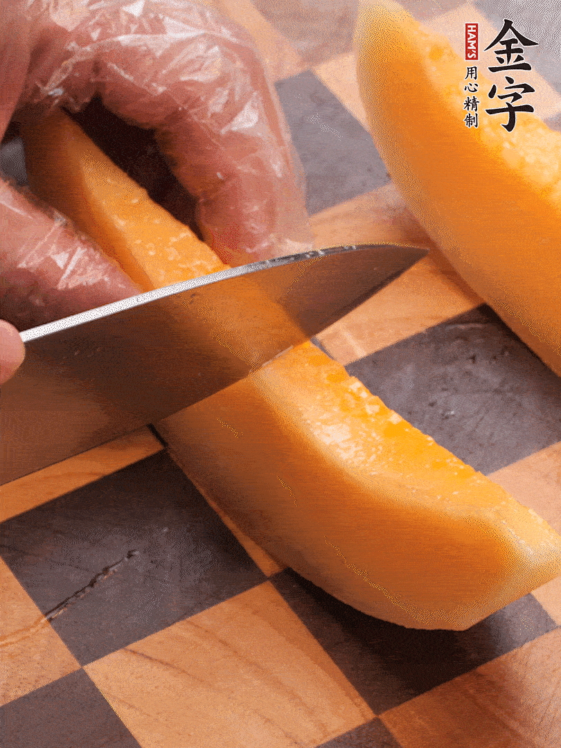 火腿包裹哈密瓜，按圓形擺放
