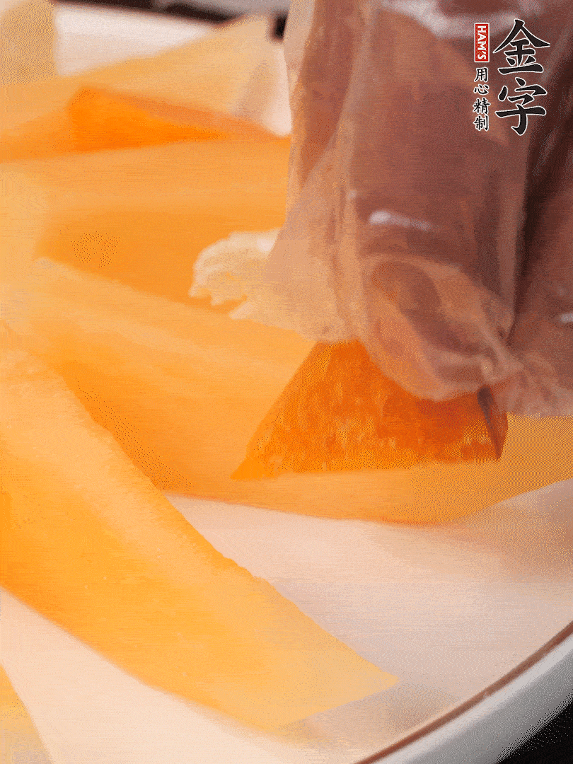 刀用火烤一下，切開奶酪