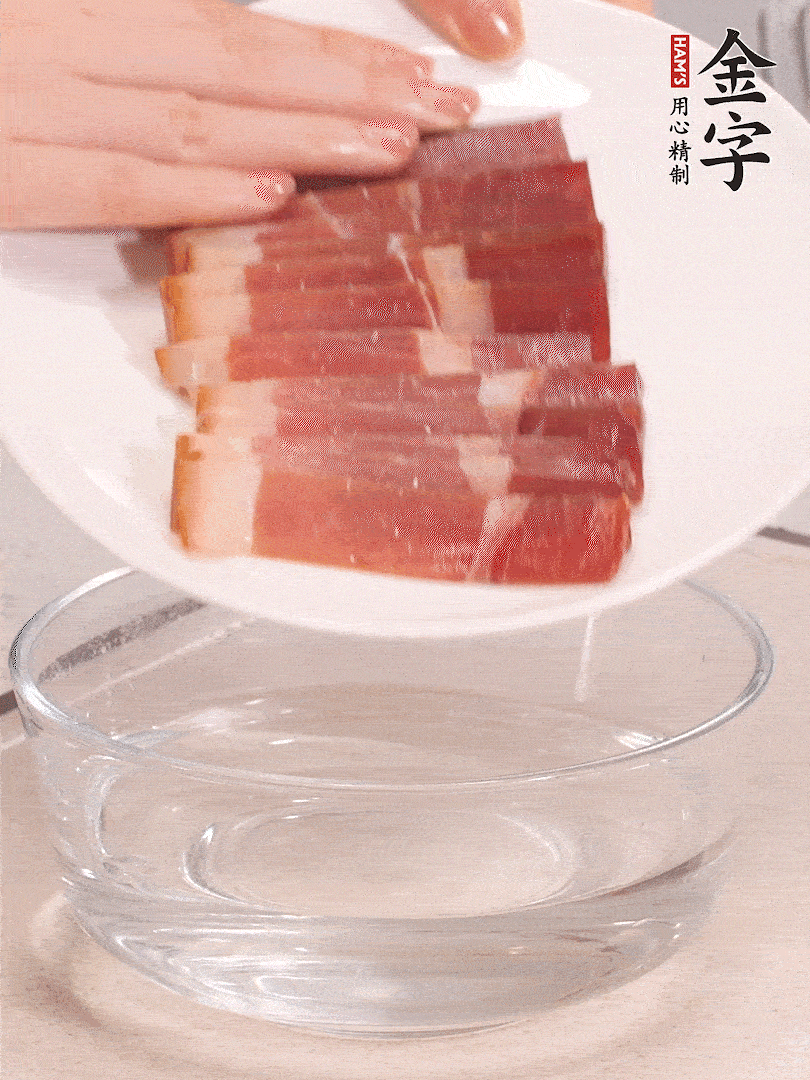 鴨腿冷水下鍋，加姜片、料酒焯水