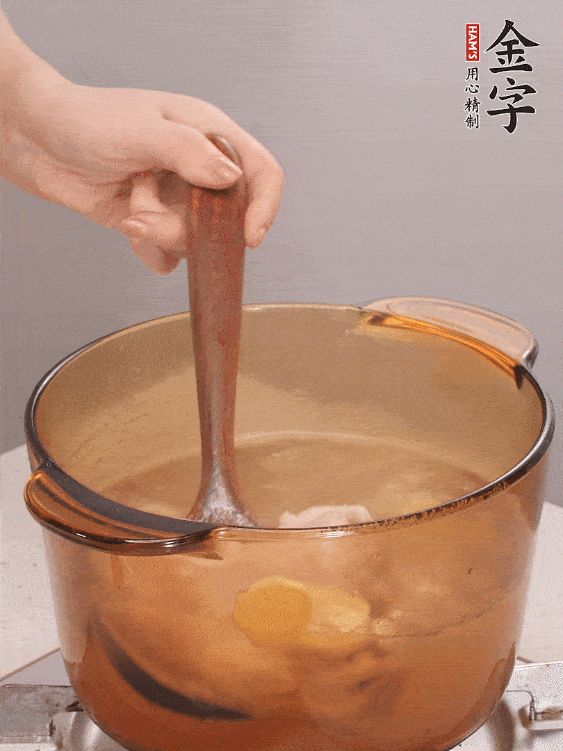 鴨肉、白果、火腿、生姜一起放入砂鍋，清水沒過食材，大火燉煮1小時