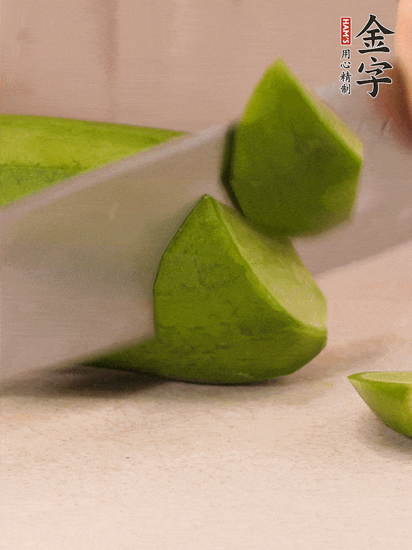 青、紅蘿卜洗凈，去皮切大塊