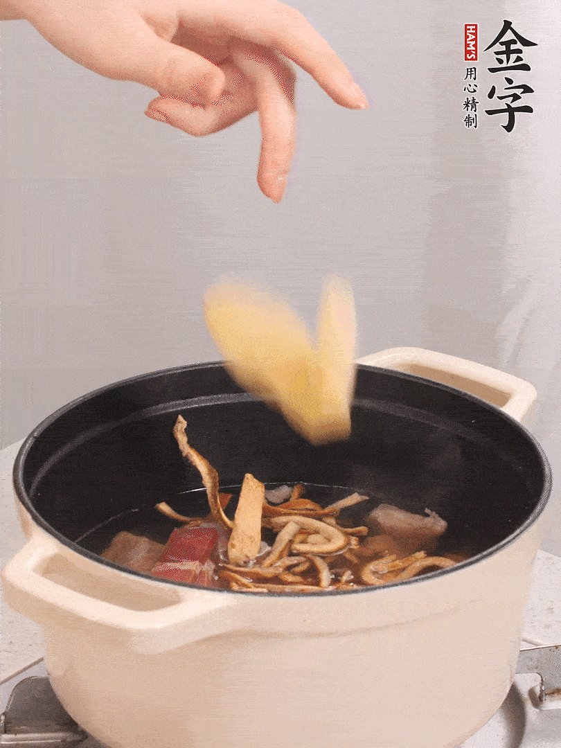 加入青、紅蘿卜再煲20小時(shí)。