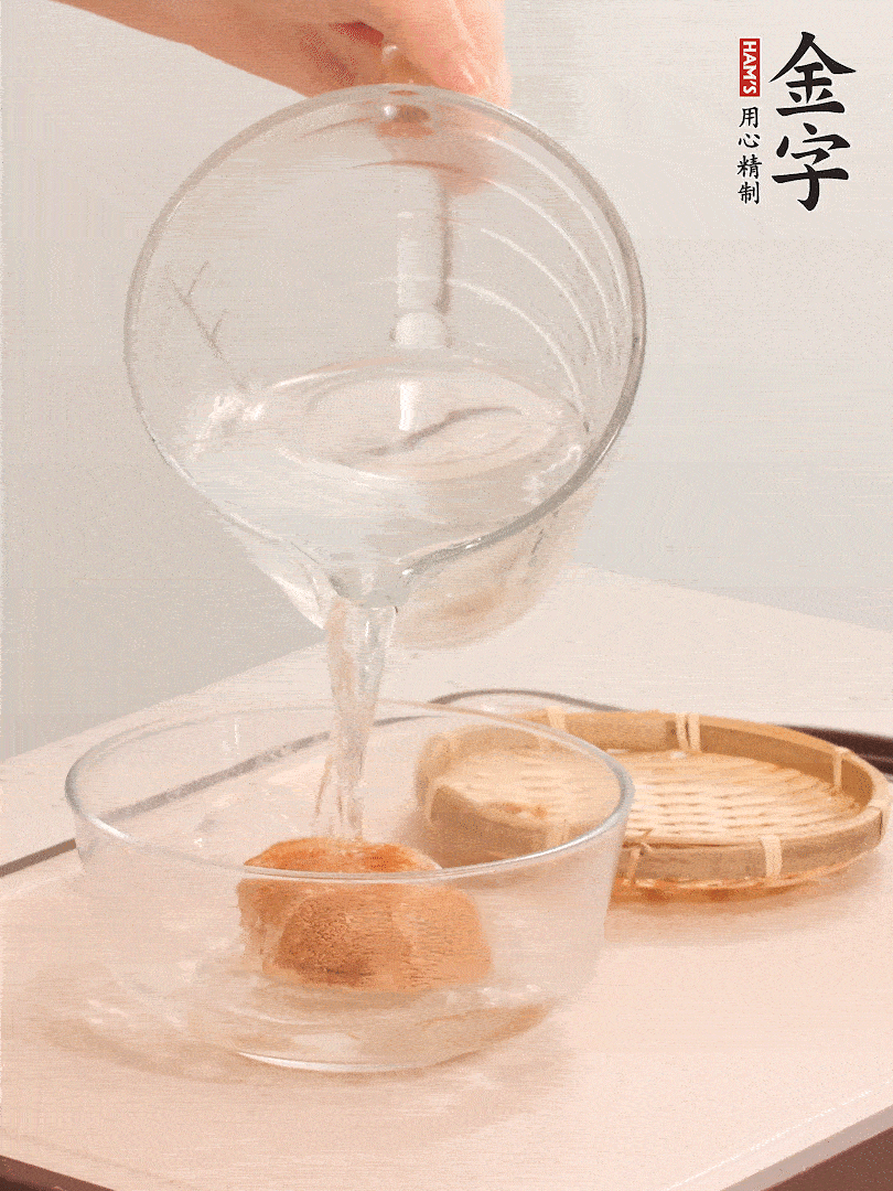 猴頭菇至少泡發(fā)半小時(shí)，將浸泡后的黃水?dāng)D干；