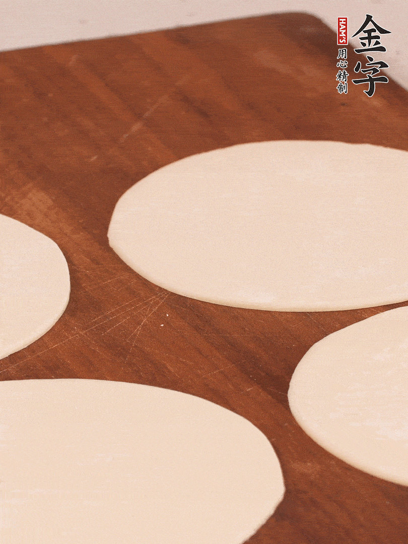 餃子皮均勻抹油，10張疊在一起，搟面杖搟開