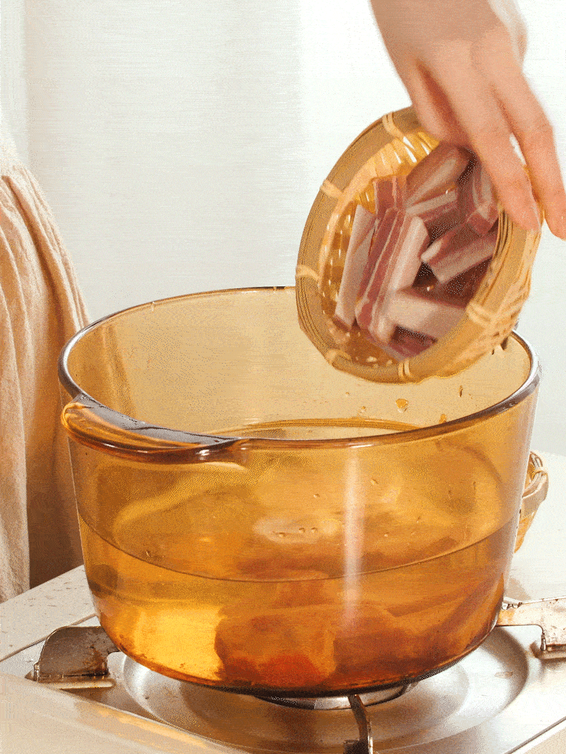 咸肉、排骨加料酒 蔥段 生姜 一起冷水下鍋焯水撈出