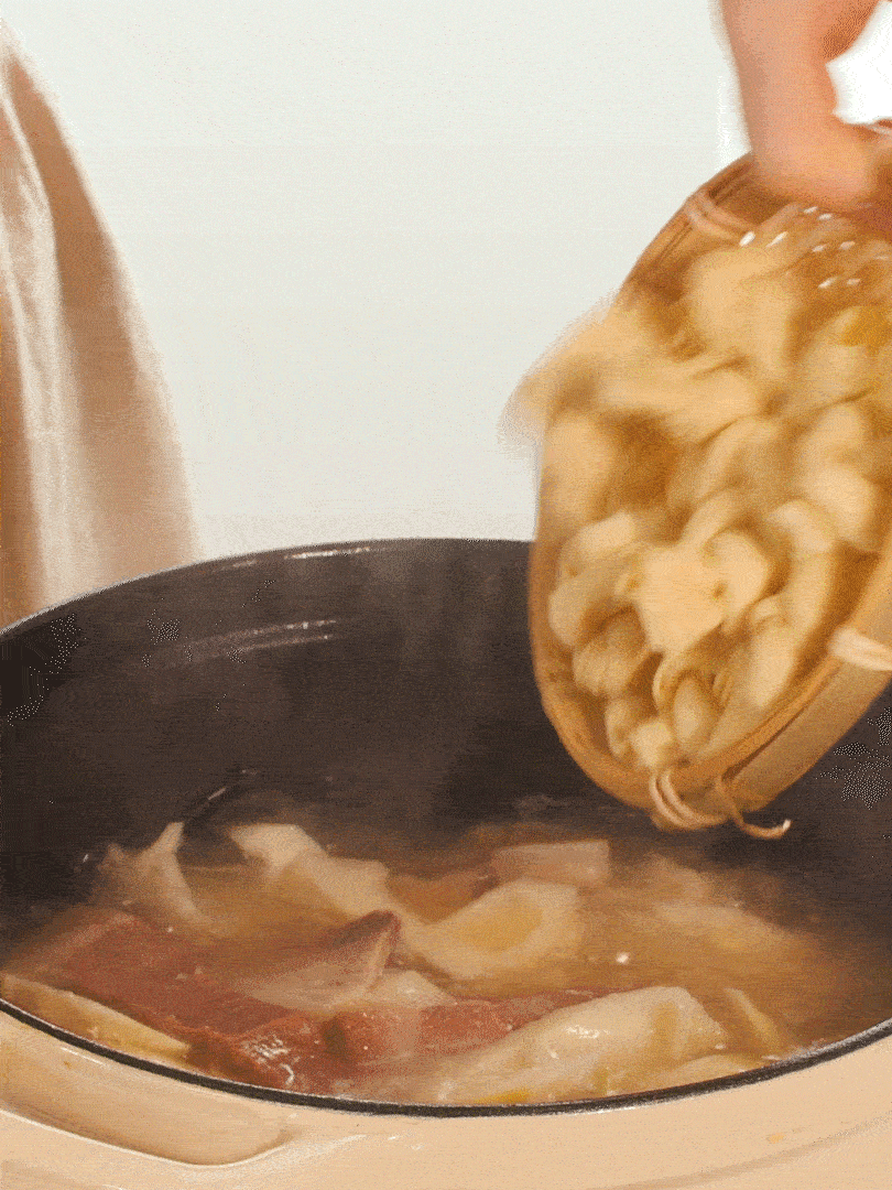 最后放入百葉結(jié)。萵筍小火慢篤10分鐘