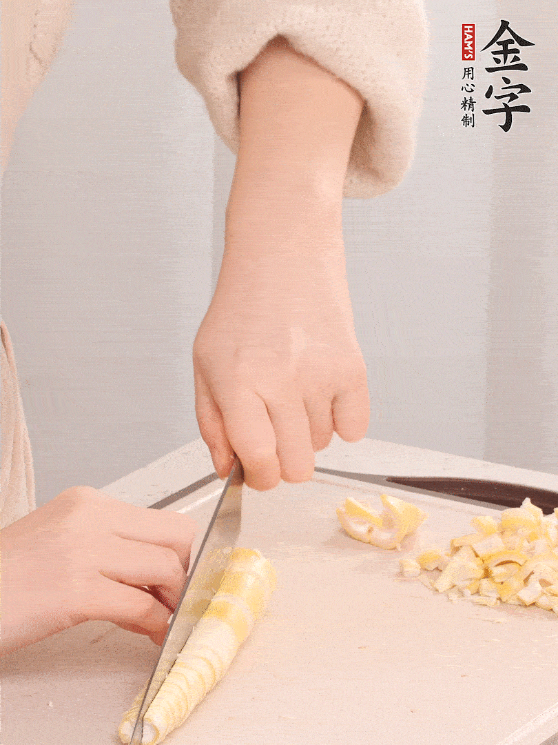 春筍去皮切小塊，焯水2分鐘左右