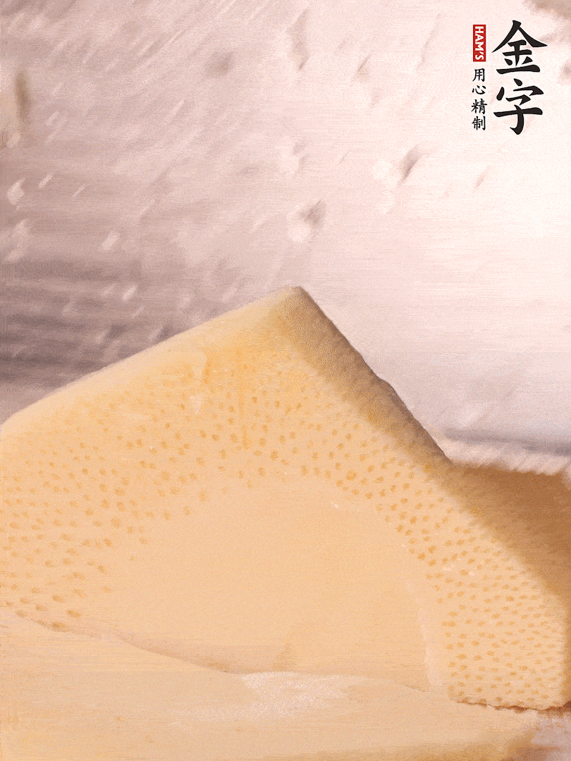 冬筍處理干凈，切滾刀塊，開水焯燙去除澀味