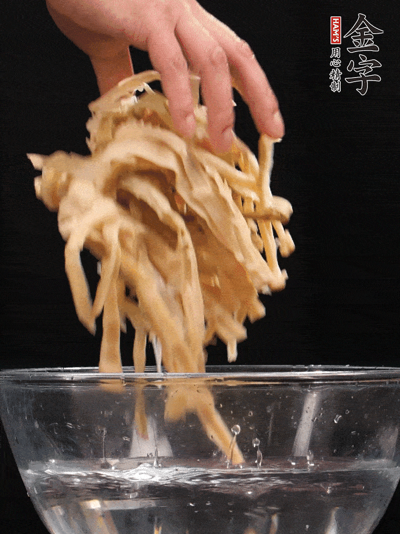 天目山筍干1把，清洗表面鹽分，用手撕成長條