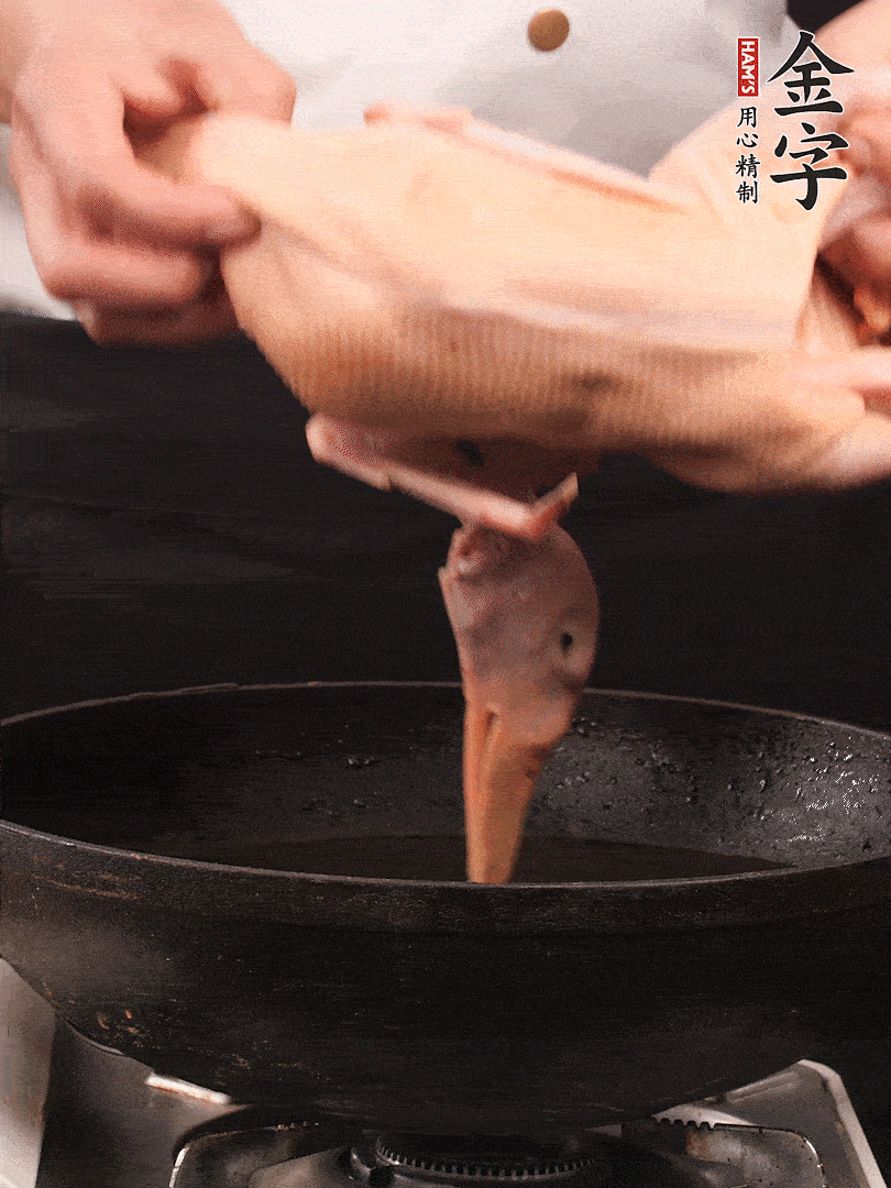 處理干凈的老鴨1只，黃酒小半碗，姜幾片，一起放入冷水，煮沸焯水3分鐘，去除血沫