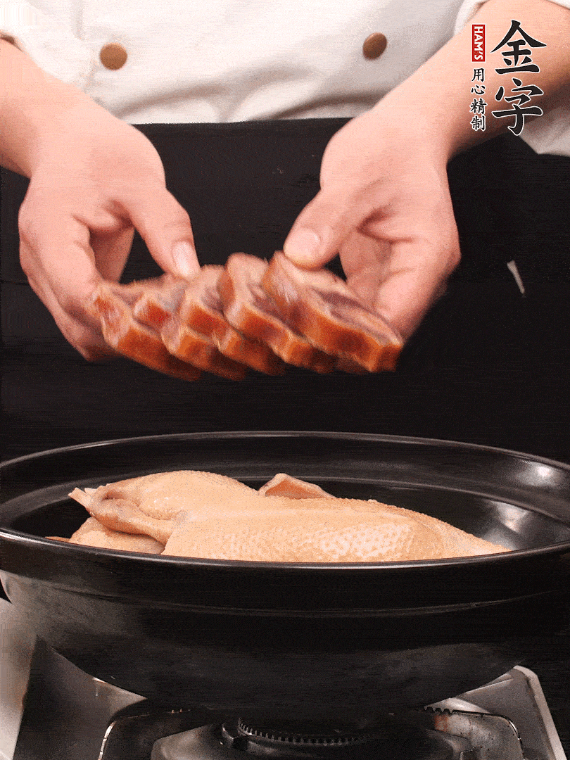 老鴨、金字火腿蹄片、筍干、姜片、蔥結(jié)，清水沒過鴨身2cm，加黃酒小半碗