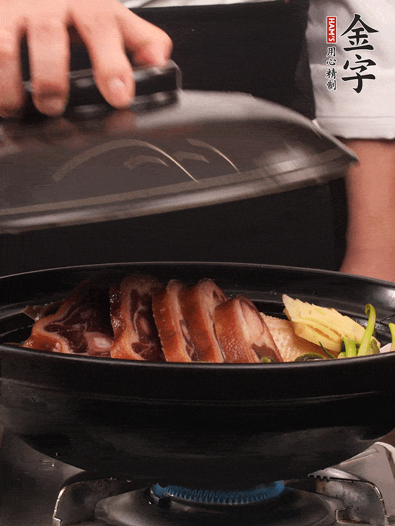 砂鍋蓋蓋子密封，大火燒開后轉(zhuǎn)小火，燜煮2小時