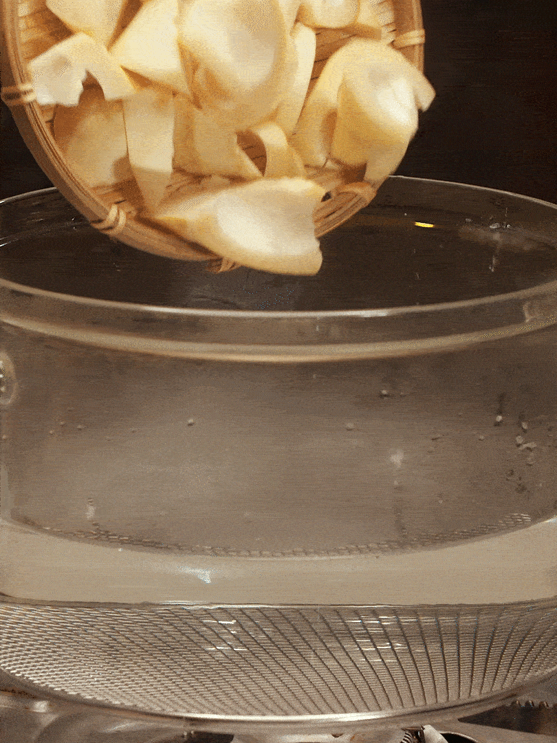 春筍切塊，焯水去除澀味