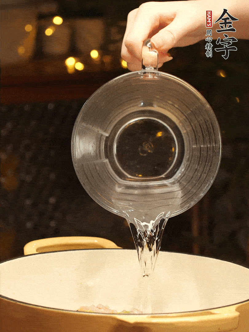 加入120ml水，蓋上蓋子燜幾分鐘撒上蔥花，美美的擺個盤~