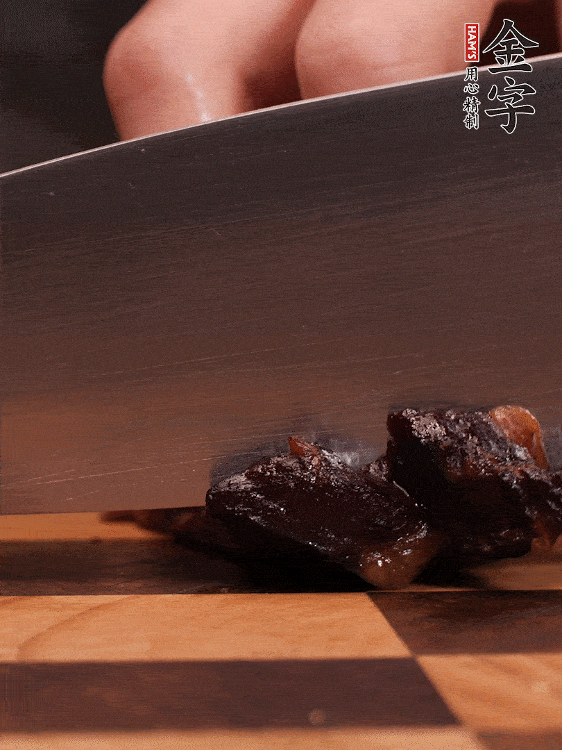 金字醬油肉整塊放入鍋中煮至7成熟，切成小塊