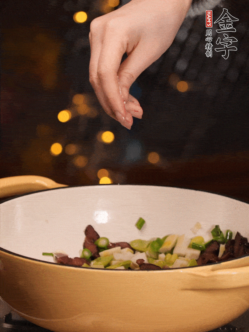 可以加點點水，再加菜苔，加點鹽、味精調味