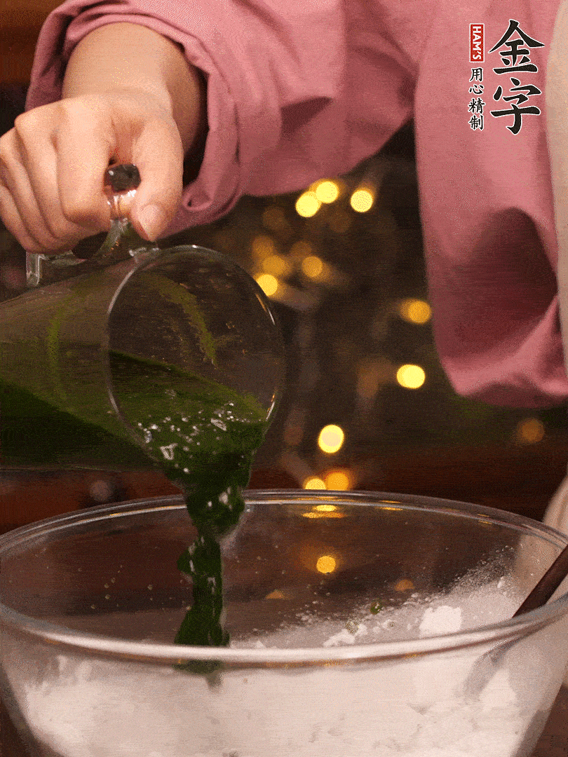 清明粿粉，分次加艾草泥，加點油揉2分鐘