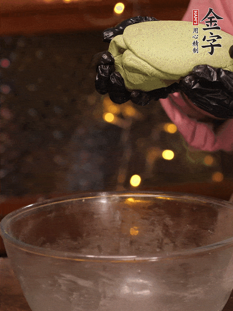 清明粿粉，分次加艾草泥，加點油揉2分鐘，揉到面團(tuán)光滑，醒發(fā)一下