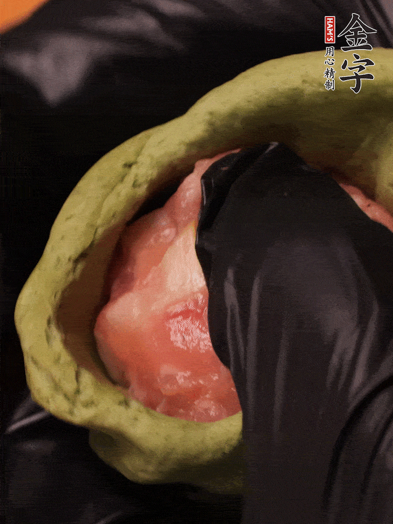 切成小劑子，中間壓個坑，做成碗狀，虎口慢慢收口