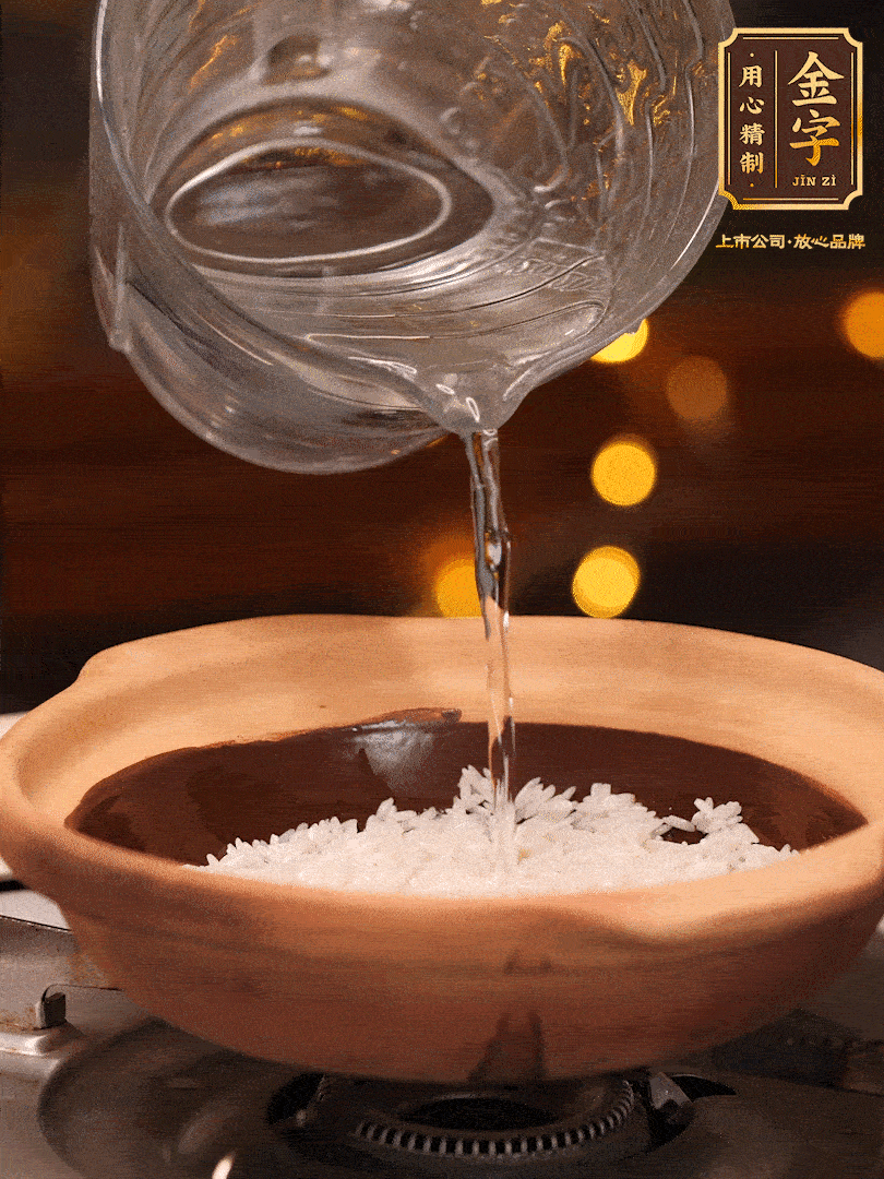 選一個中意的砂鍋加入1勺花生油并刷勻，倒入泡好的絲苗米、開大火煮至沸騰冒大泡后，轉(zhuǎn)中火蓋蓋燜煮5分鐘