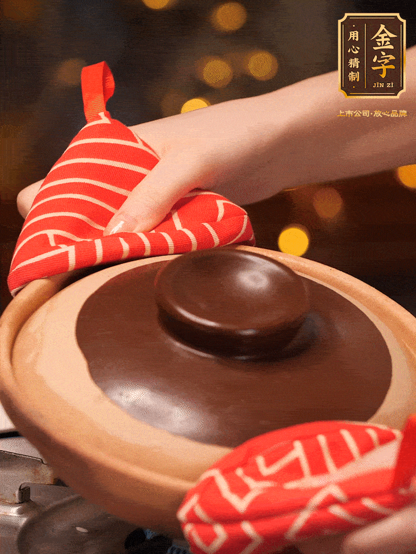 想要有嘎嘣脆鍋巴的關(guān)鍵（傾斜砂鍋，讓每個側(cè)邊都均勻加熱一分鐘）