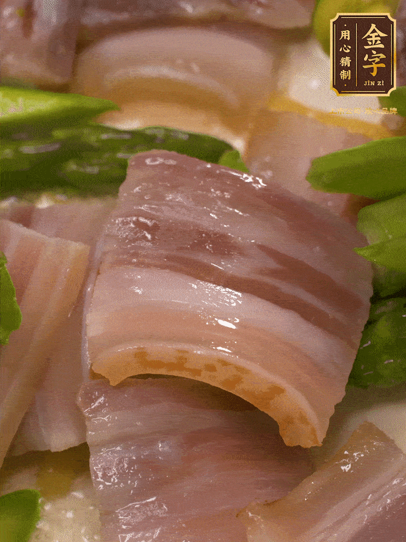 依次下蠶豆、蘆筍、白蘑菇翻炒均勻