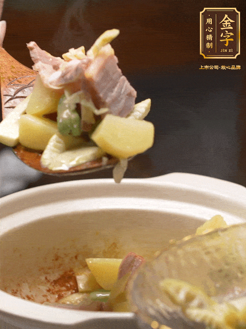 煸出咸肉脂香，再下筍丁、蠶豆。呈出