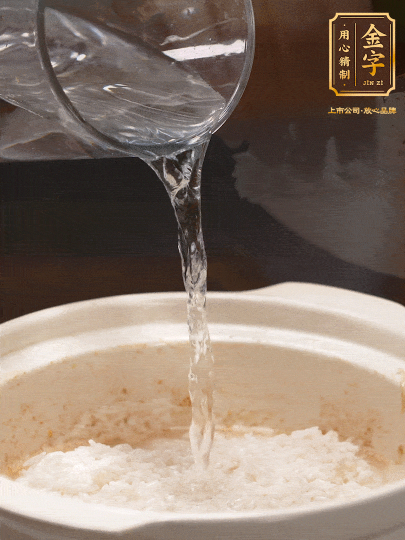 將泡好的米，加水一指，煮至沸騰