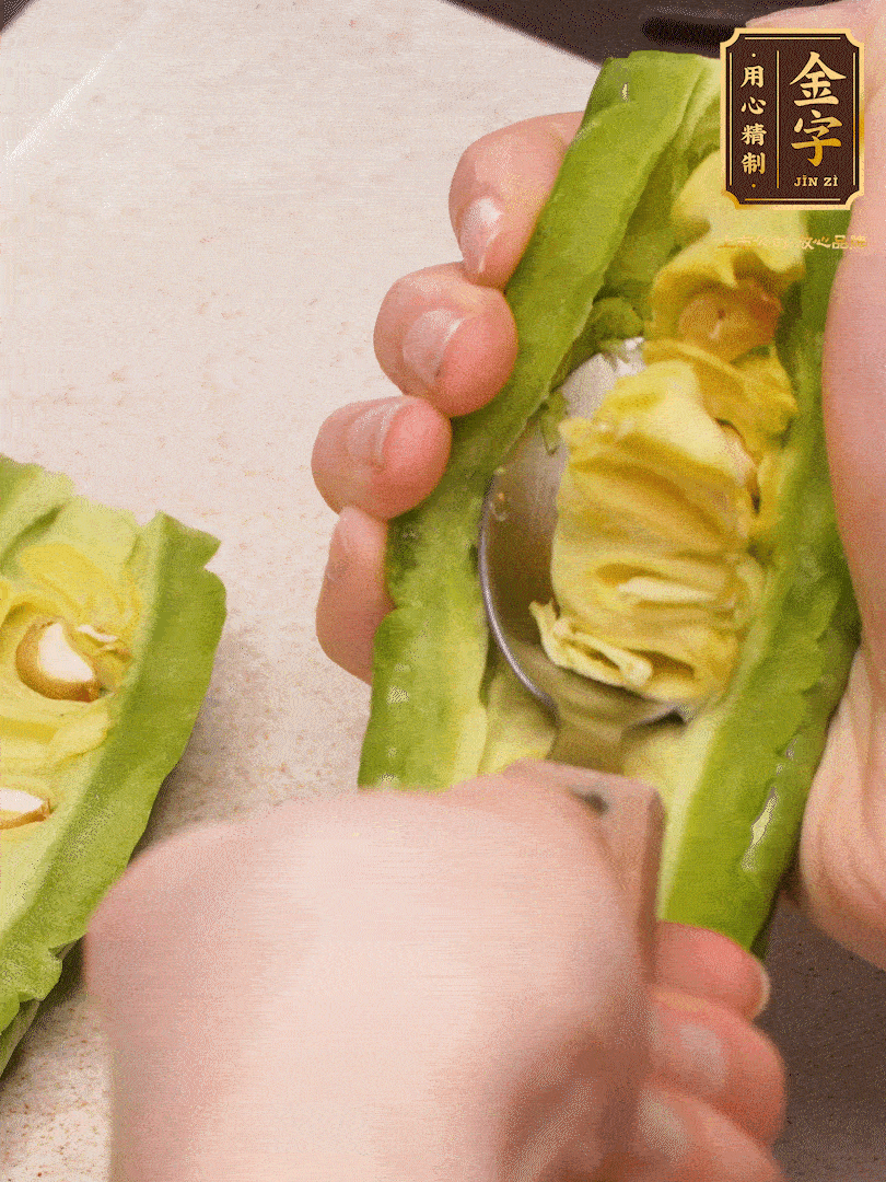苦瓜從中間切開(kāi)，把里面的瓢和籽全部挖干凈