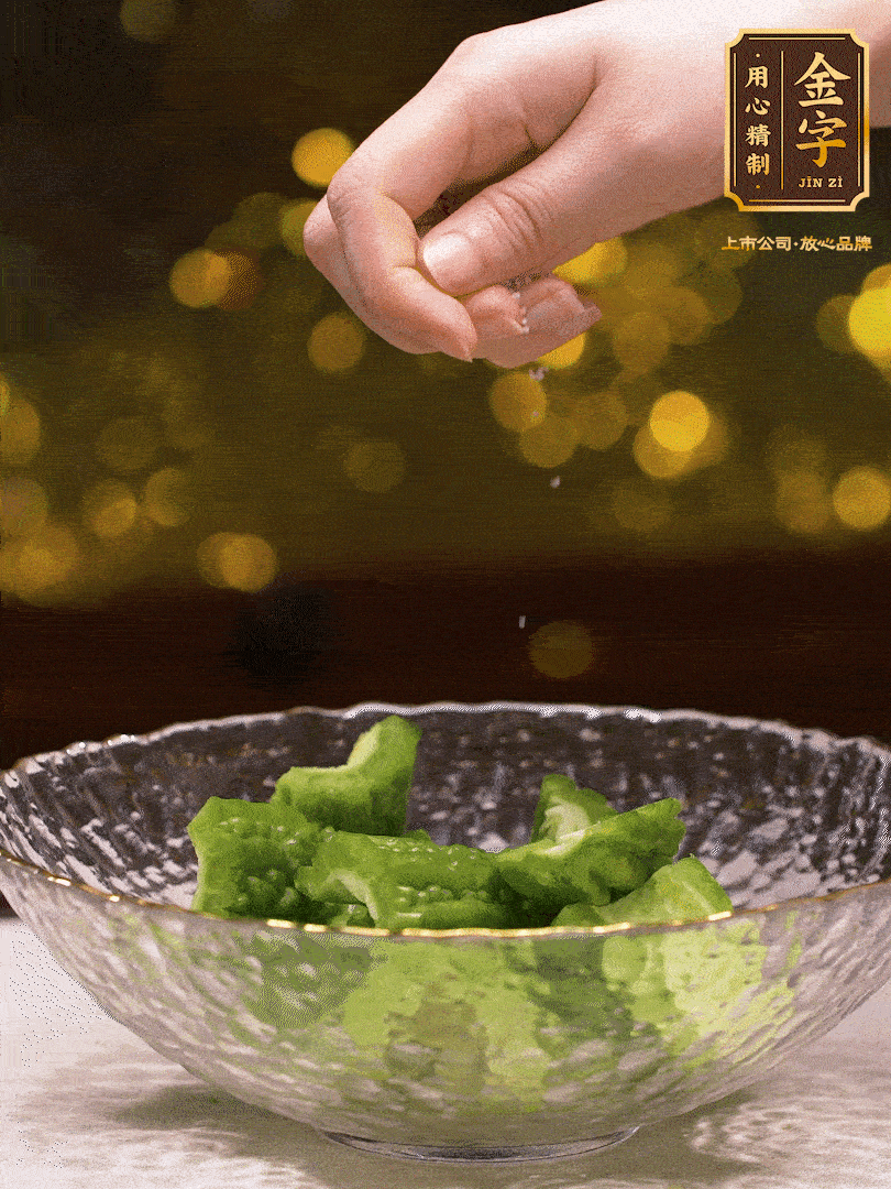 處理好的苦瓜切段（5cm），加點(diǎn)鹽鹽腌一下，去除一下苦味