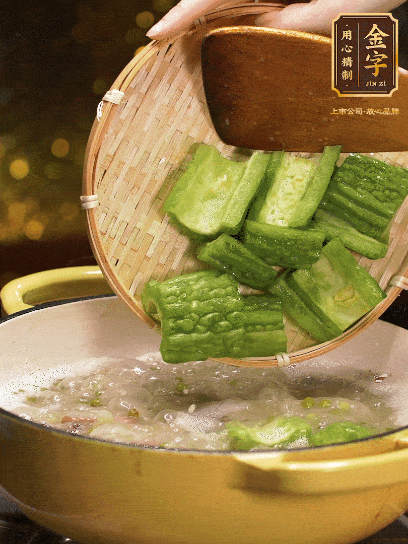最后在放苦瓜燒開(kāi)，放一點(diǎn)點(diǎn)調(diào)味糖，燉煮20分鐘