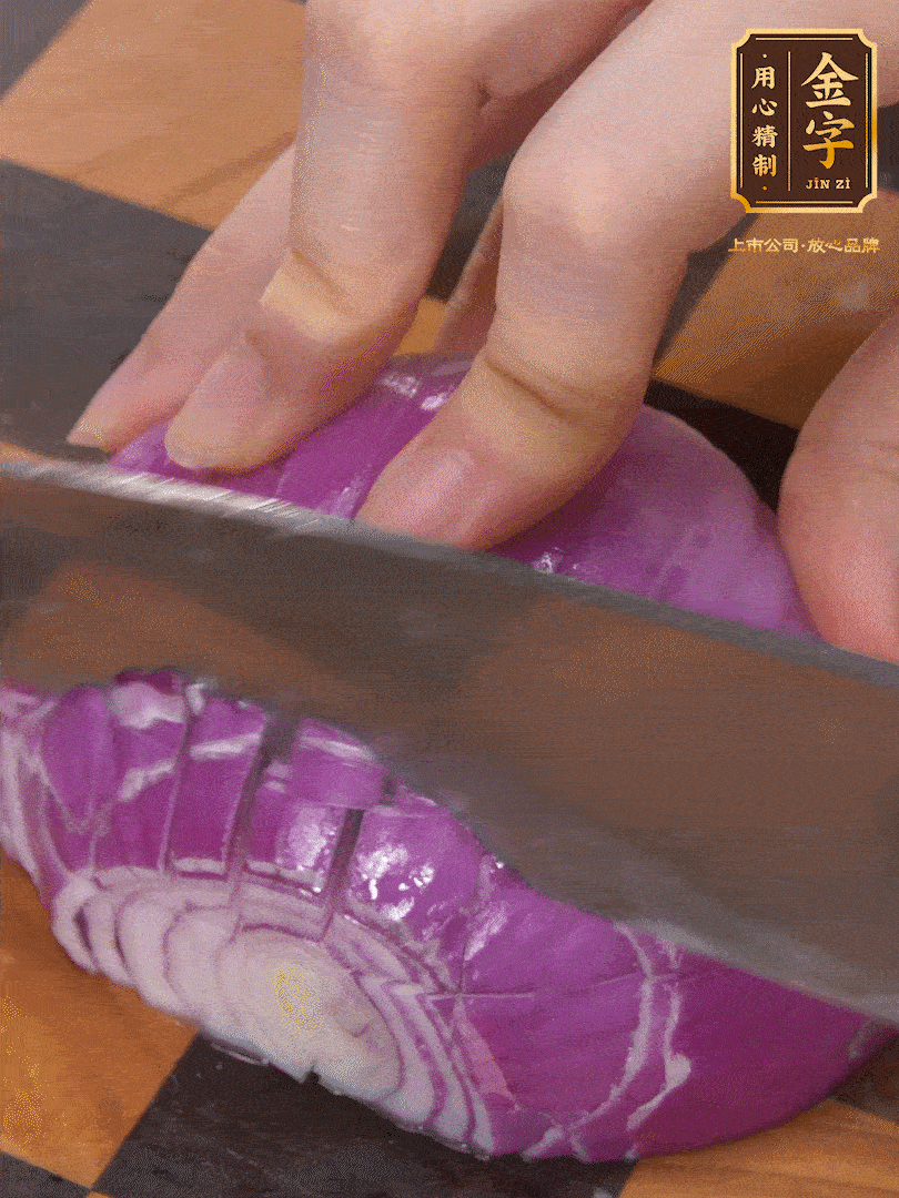 洋蔥切碎、土豆切丁