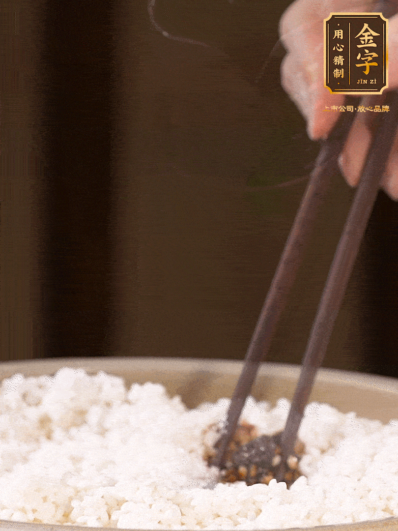 糯米淘洗干凈，浸泡4小時(shí)，控干水分后，加鹽、糖、老抽調(diào)味調(diào)色