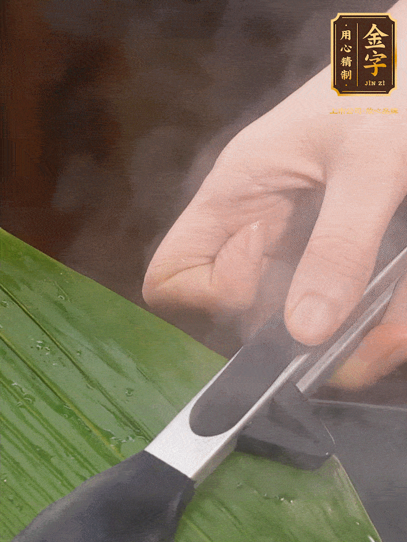 新鮮粽葉洗凈，用開(kāi)水煮一下，讓粽葉更有韌性不易裂。