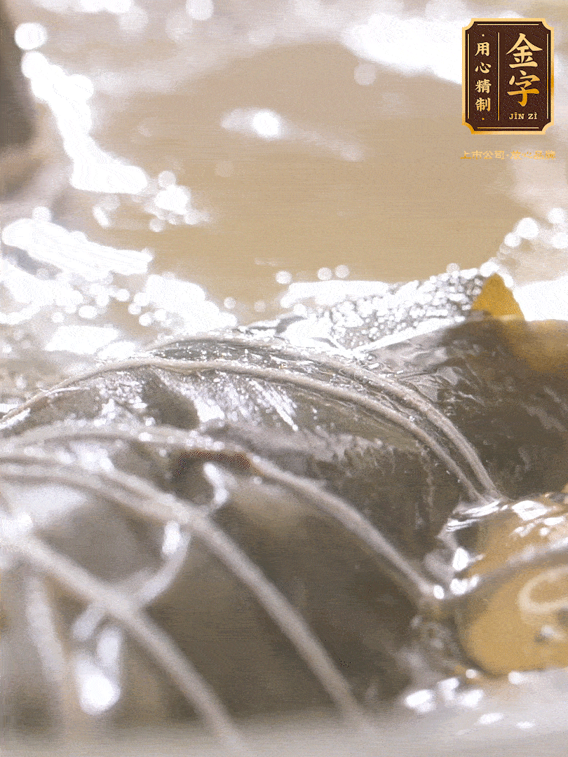 大火煮開(kāi)，轉(zhuǎn)中小火煮2h，燜2-3h。