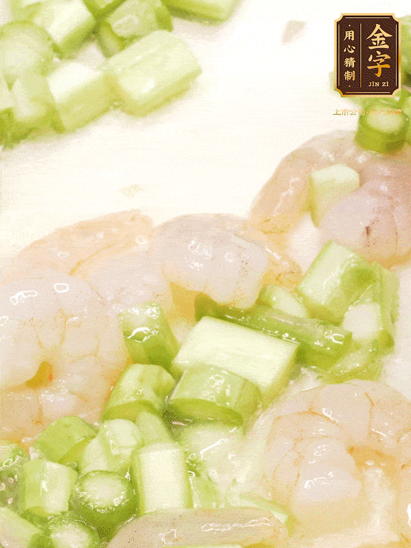 熱油煎香蝦仁，下香腸、蘆筍翻炒，盛出備用。