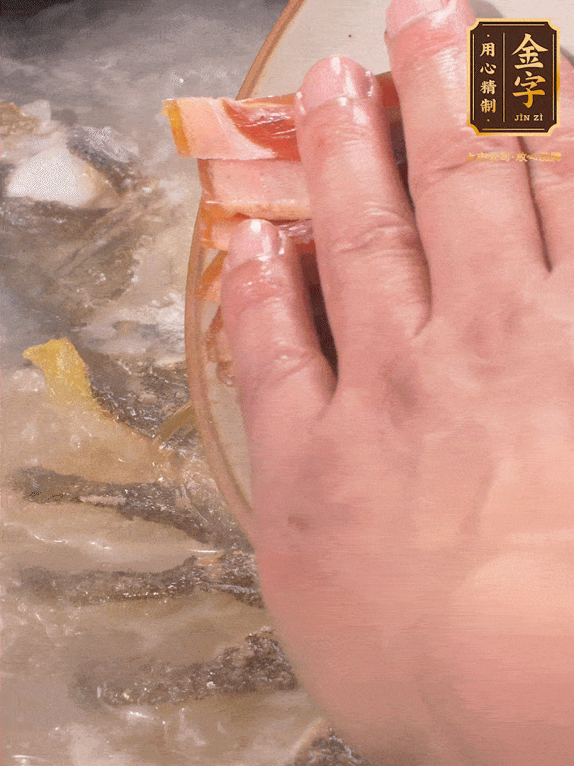 將煎好的魚，倒入三大碗開水。大火煮開后放入1個蔥結(jié)、2片姜片和1勺料酒和火腿片